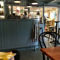Café Paname mit angrenzendem Souvenirshop in Tórshavn